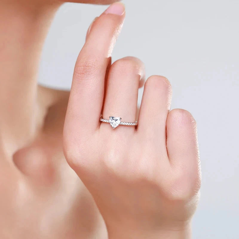 Bague scintillante en forme de cœur éternel