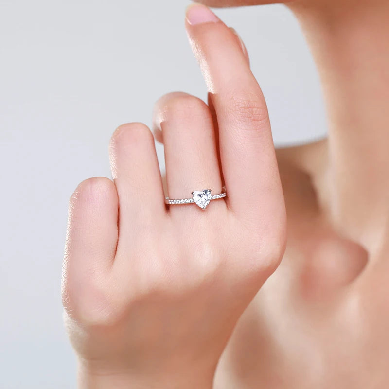 Bague scintillante en forme de cœur éternel