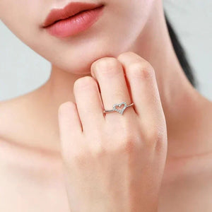 Woman wearing a delicate 925 silver heart-shaped ring with cubic zirconia accents