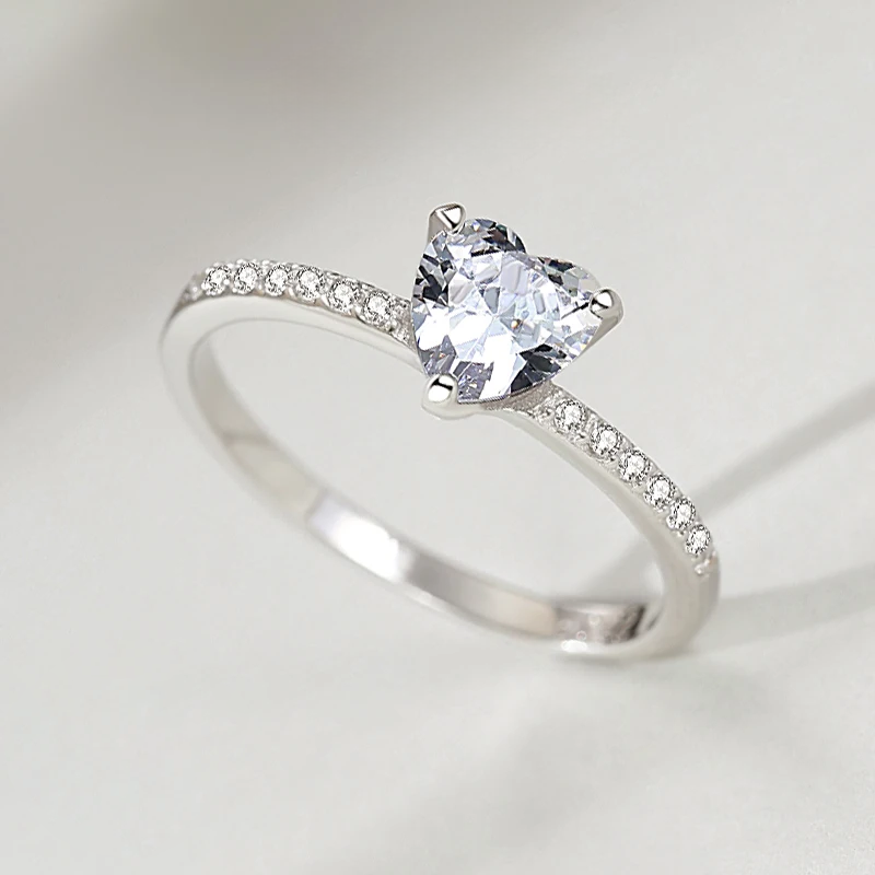 Bague scintillante en forme de cœur éternel