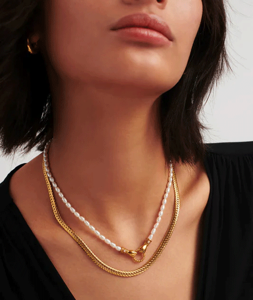 Timeless pearl jewelry set: necklace and earrings, showcased as part of TM & Co. Jewels' PURE GRACE line