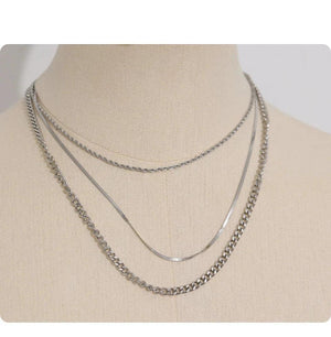 Three layered 925 silver chain necklaces displayed on a beige mannequin bust.