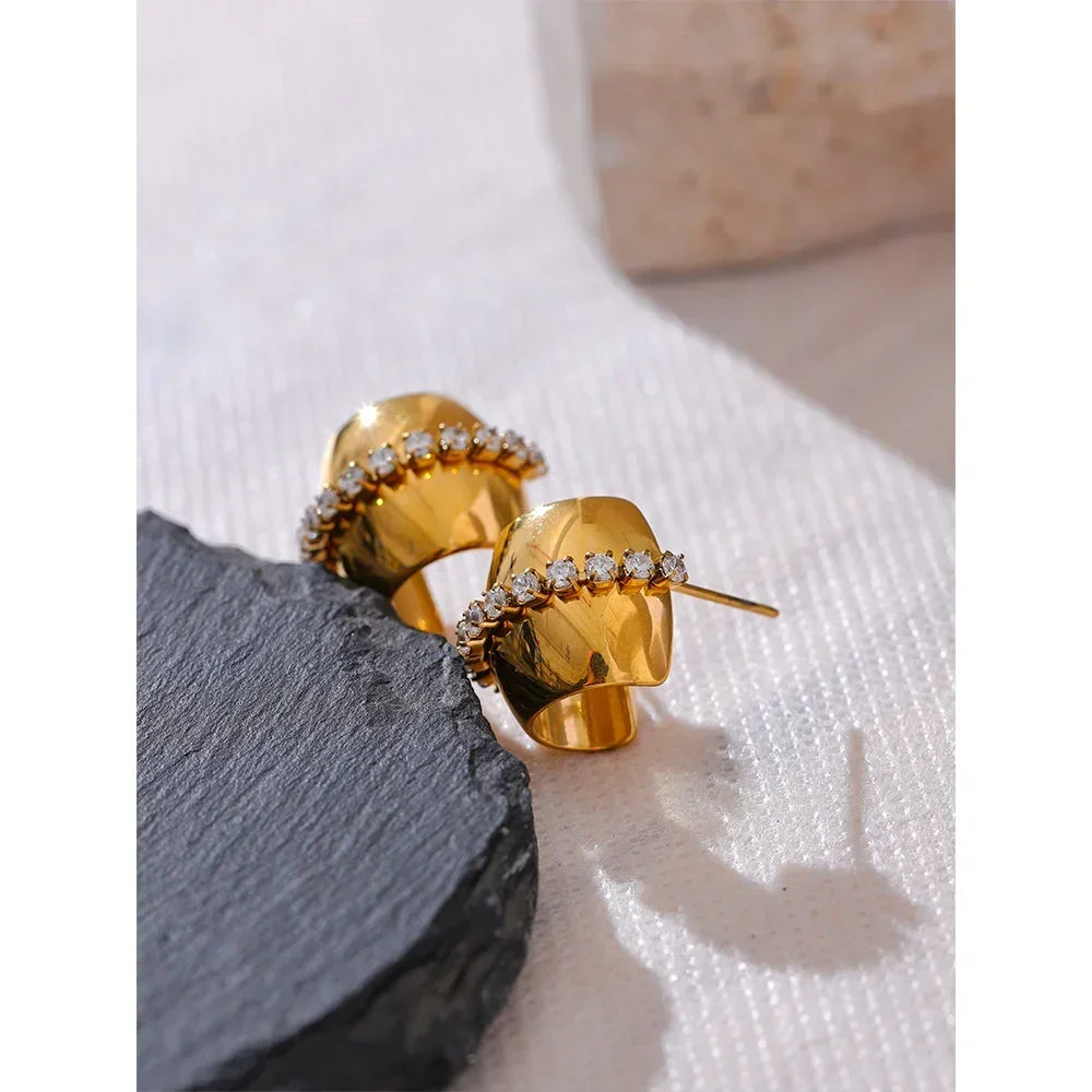 Glimmer Curve Small Huggie Earrings - TM & Co. Jewels