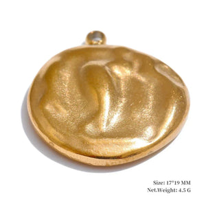 Gold pendant on a white background with size and weight information.