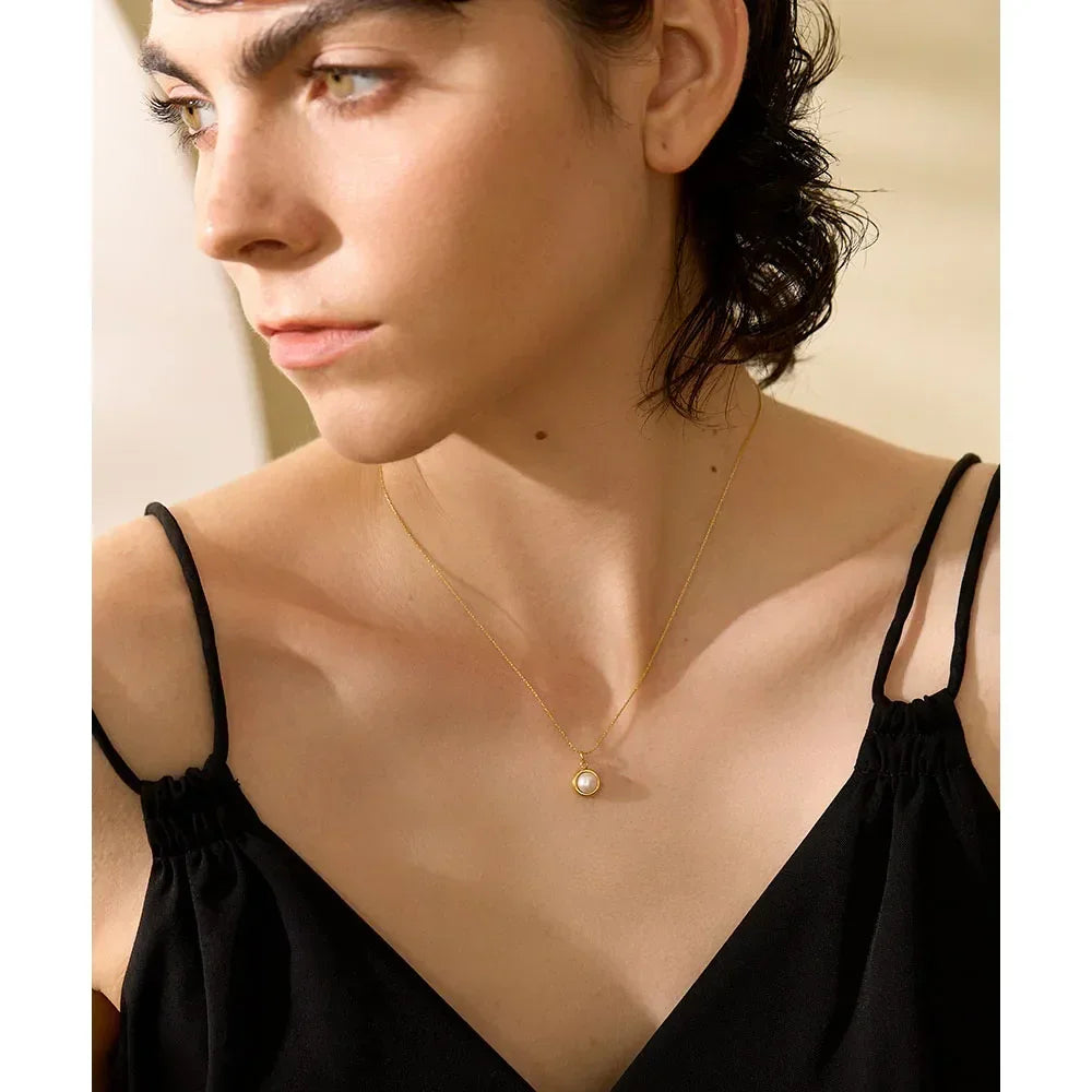 Minimalist Pearl Drop